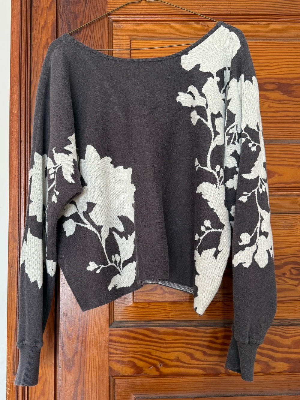 Women's V-Neck Floral Jacquard Sweater in Charcoal and Cream